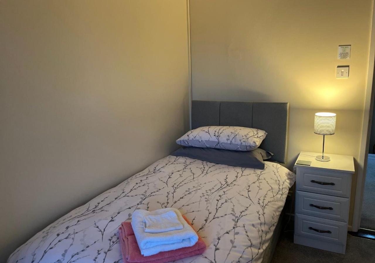 The Wee Stop Gap. Luxury 3 bedroom apartment. Ballymena Buitenkant foto